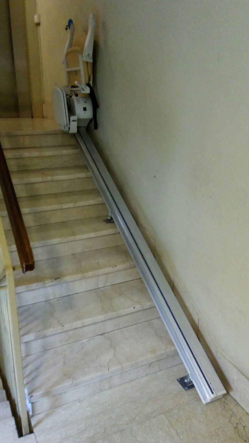 Macchina chiusa al parcheggio superiore, guida rettilinea - Boccato ascensori srl