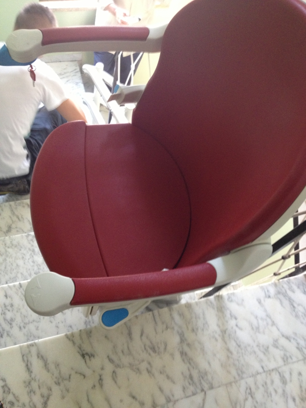 Modello minivator 2000, colore bordeaux, disponibile anche in altri colori - Boccato ascensori srl